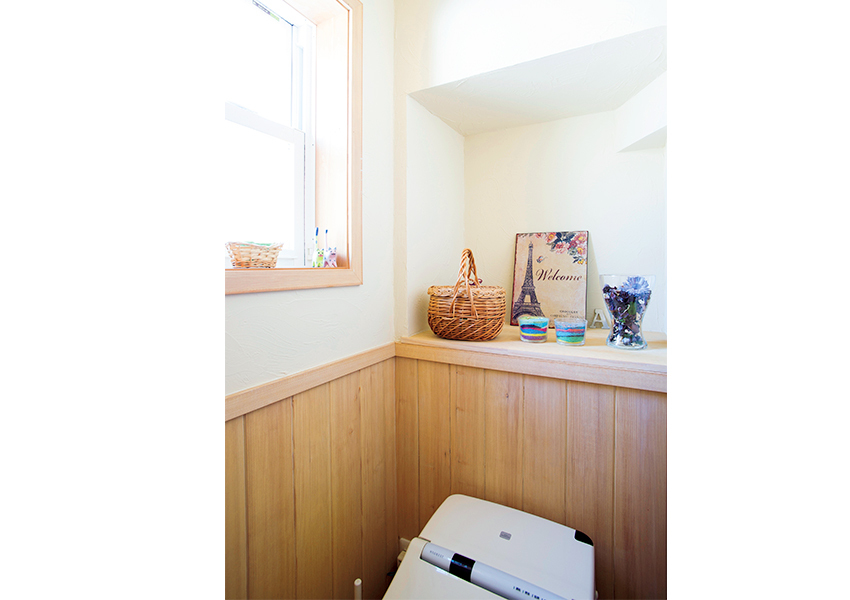 飾り棚が設けられたトイレ