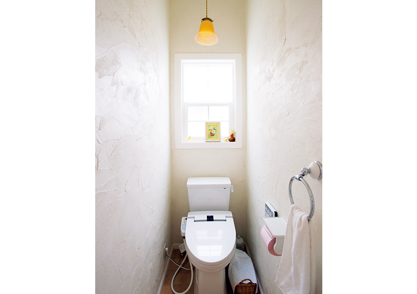機能性を重視したシンプルなトイレ。塗り壁で優しい雰囲気に。