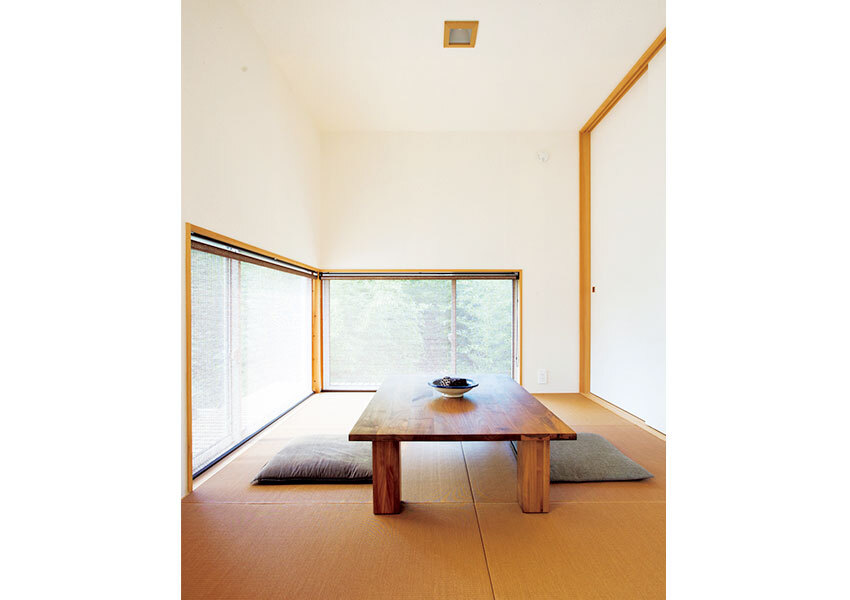 地窓で落ち着いた雰囲気の和室