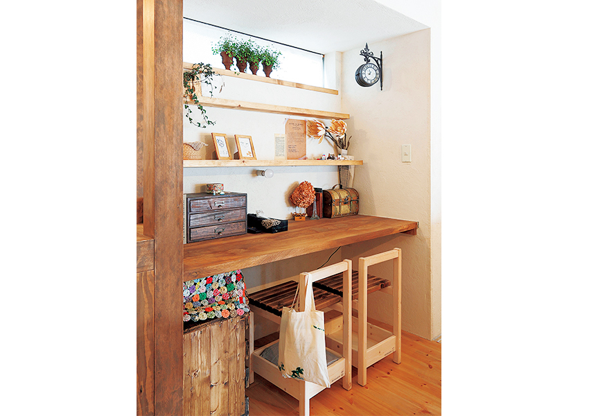 ダイニングテーブルと平行にカウンターを設置したワークコーナー