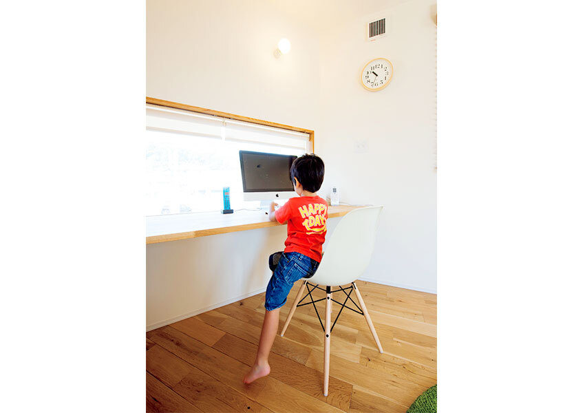 窓の景色を眺めながら快適に作業できるワークスペース