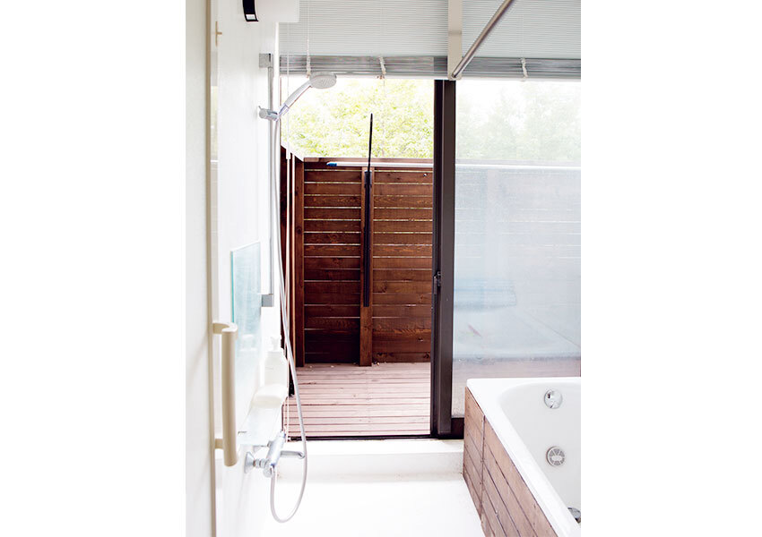 日差しの降り注ぐ浴室