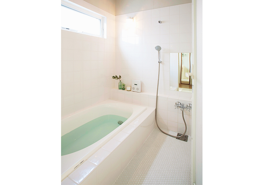 タイル張りの壁、珪藻土塗りの天井の浴室