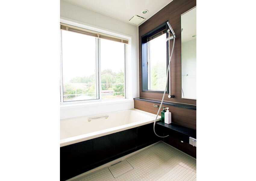 2面の窓から森林が見渡せる浴室