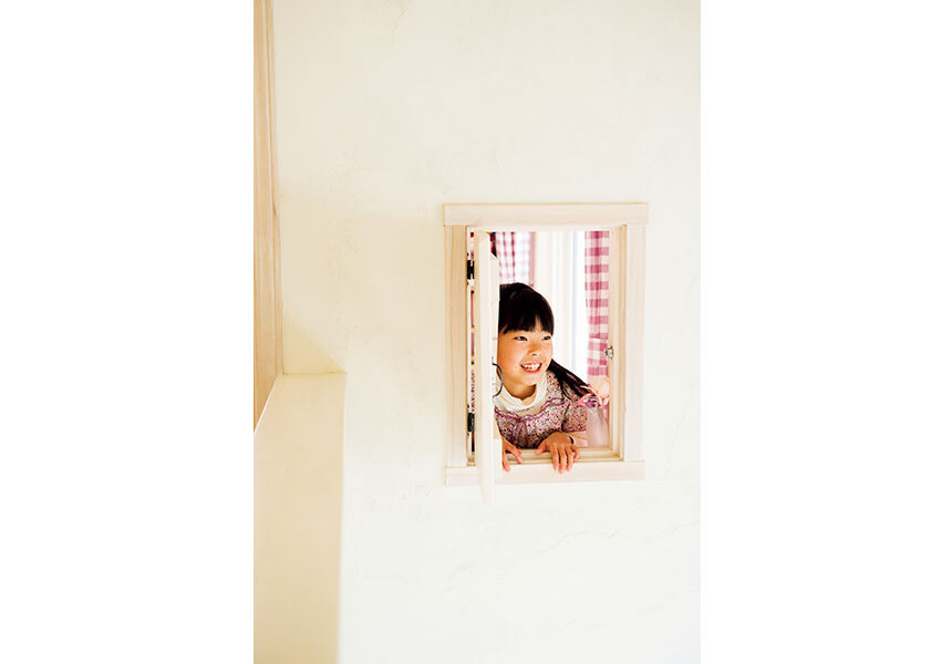 吹き抜け越しに親子で会話できる小窓