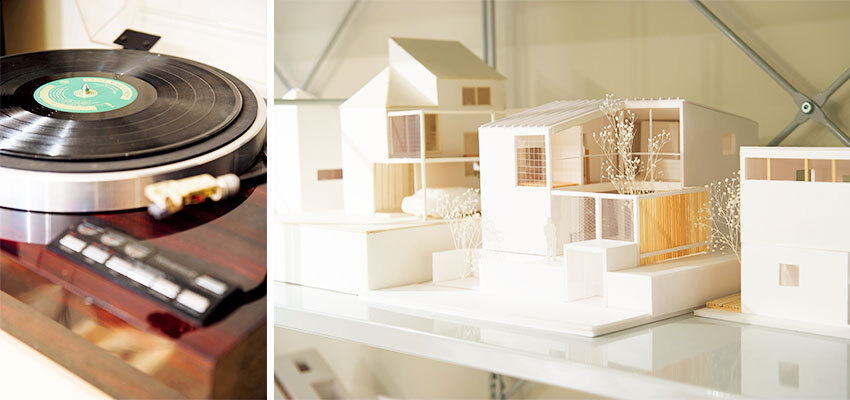 レコードと白い住宅模型