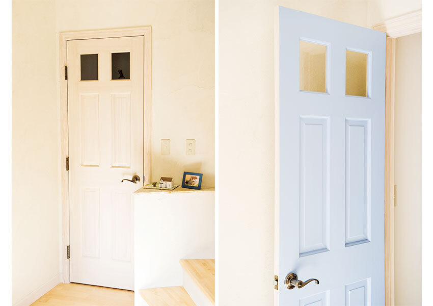 各部屋の雰囲気に合わせたピンクと水色の無垢材ドア