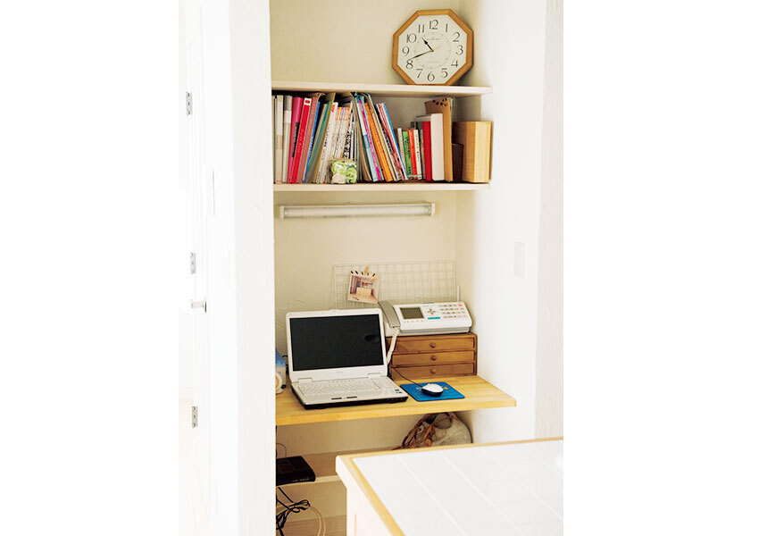 キッチンの一角に設けたコンパクトなデスクコーナー