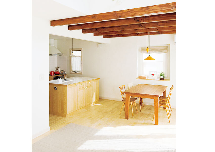 フローリングにやさしい質感のカバザクラ材を使ったダイニングキッチン