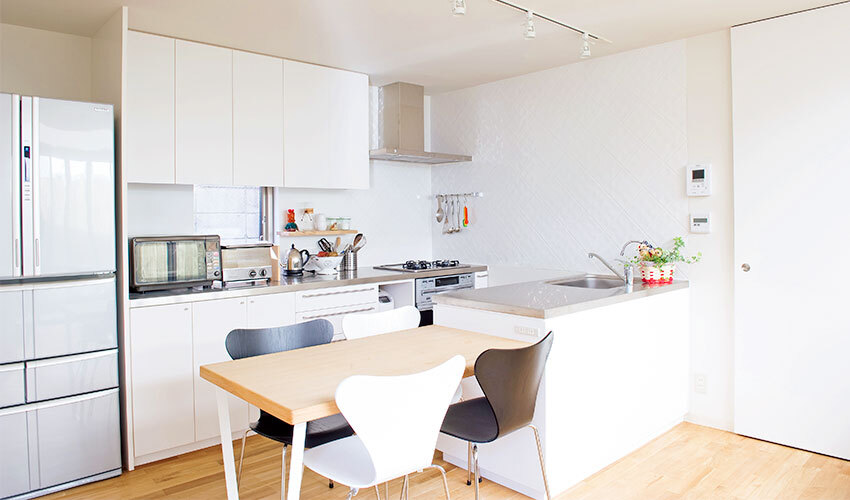 収納ですっきりとしたダイニングキッチン