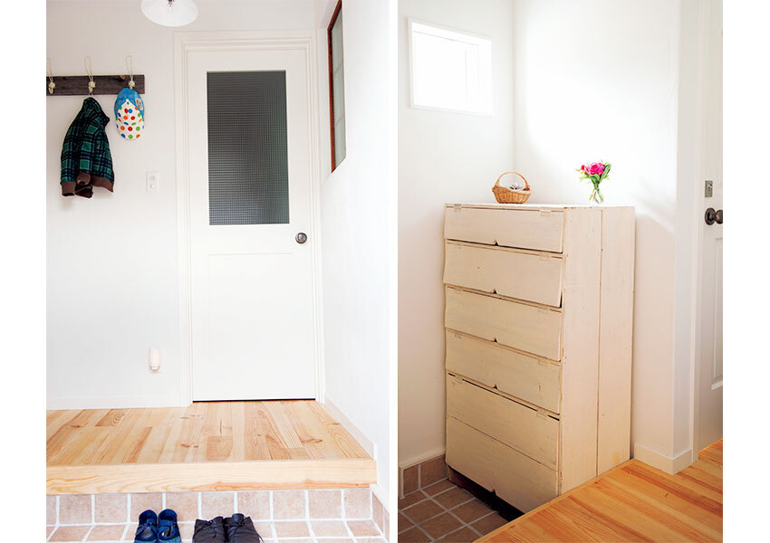 白い室内ドアが見える玄関