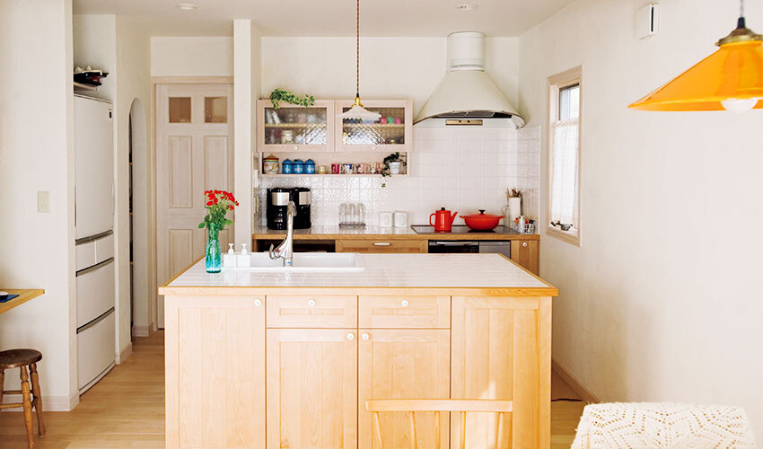 ぐるりと回れるアイランド型のおしゃれなナチュラルキッチン