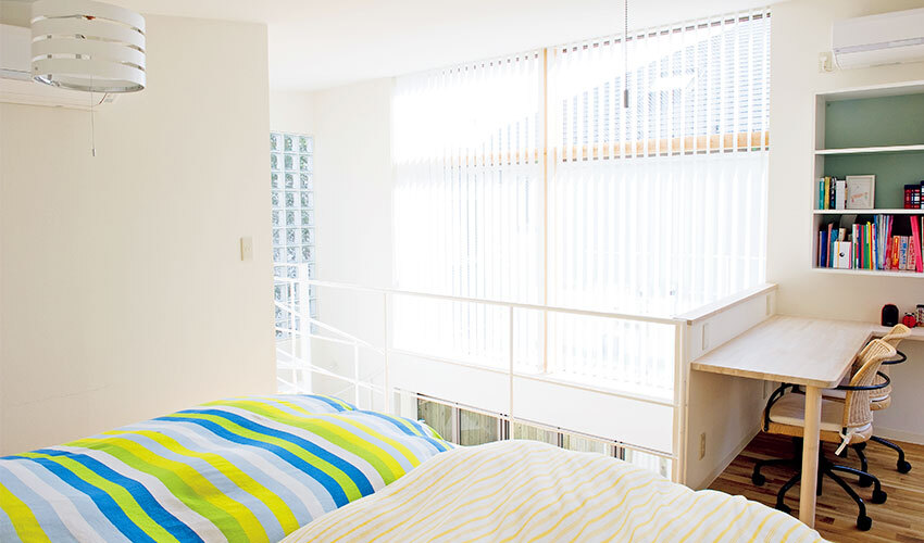 吹き抜けに面した大胆なつくりの子供部屋