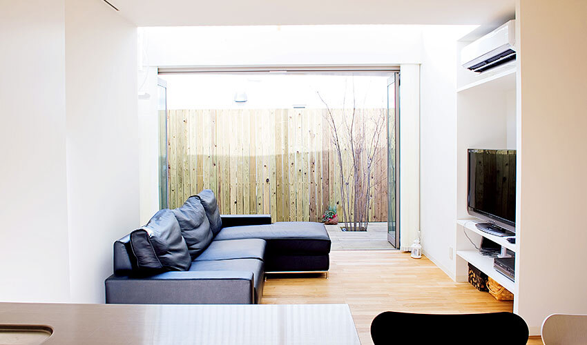 吹き抜けとデッキで明るいリビング