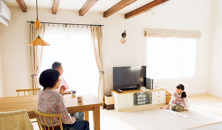 一部を吹き抜けにして、南面にハイサイドライトも設けた明るいリビングダイニング