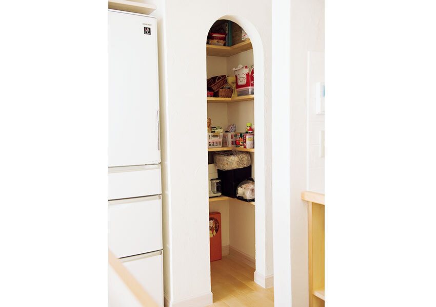 半畳ほどのスペースなのに使い勝手は抜群なパントリー