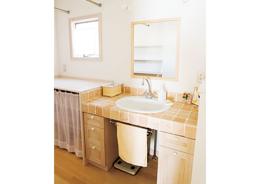 既製品ではなく造作でナチュラルに仕上げた洗面台