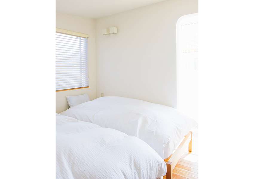 白で統一された寝室