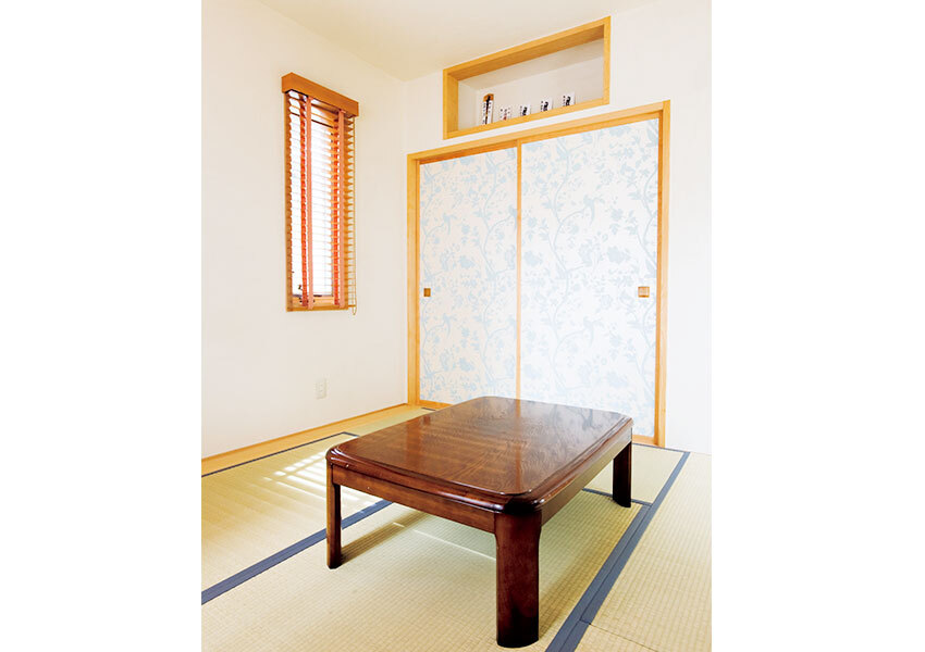 スマートな神棚を設置した和室