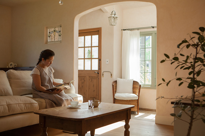 アーチの開口が優しい表情のリビング