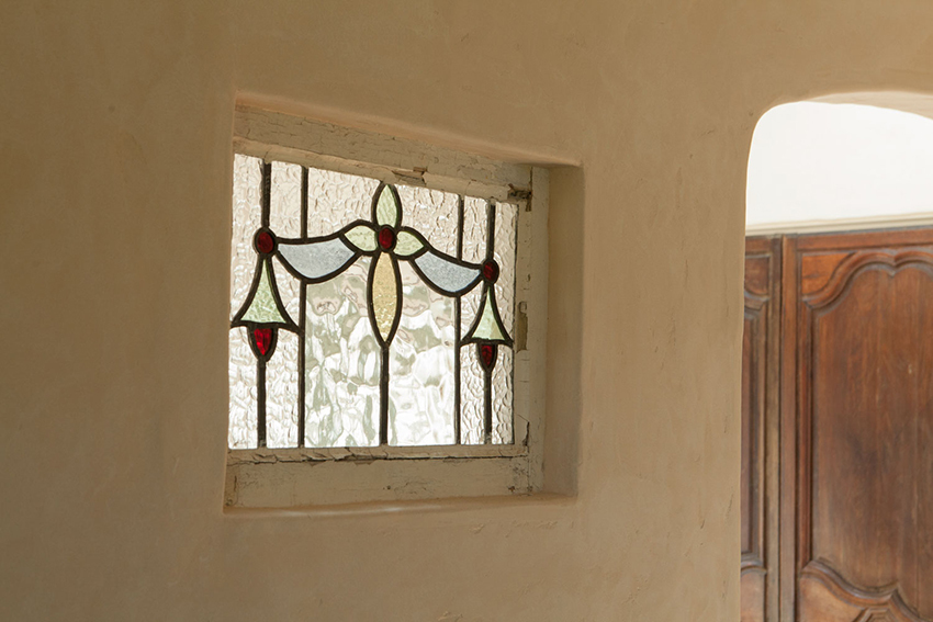 壁に埋め込んだアンティークのステンドグラス