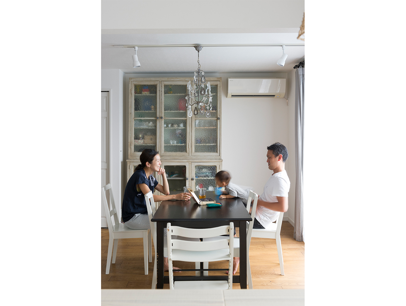 ダイニングテーブルでくつろぐYさん一家