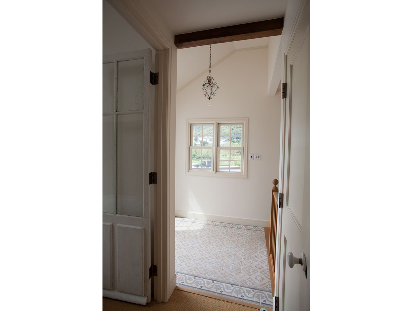 柄を組み合わせてデザインしたサンルームのタイル