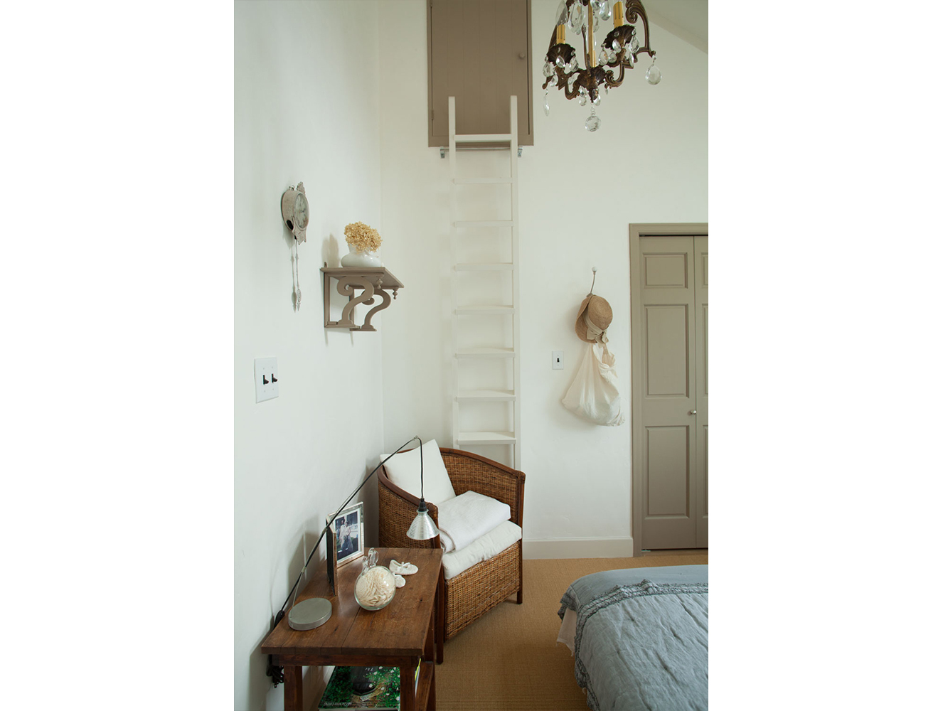 勾配天井の高い位置にある小屋裏収納の扉