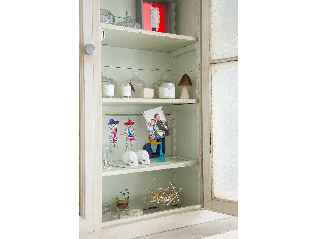 レトロな型ガラス入りの扉が素敵なアンティークのキャビネット