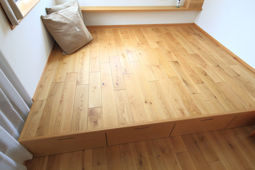 ベッド感覚で一段上げた寝室