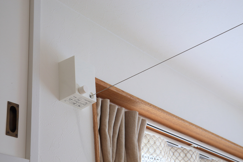 室内乾燥するため格納式のロープを壁面に設置