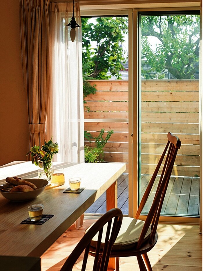 公園の緑を眺められるデッキから心地よさが伝わるダイニング