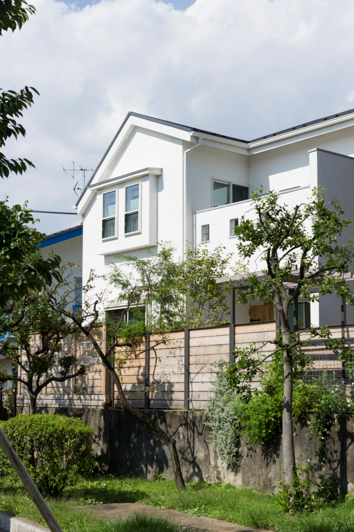 旗ざお状敷地にありがちな狭苦しさとは無縁の外観