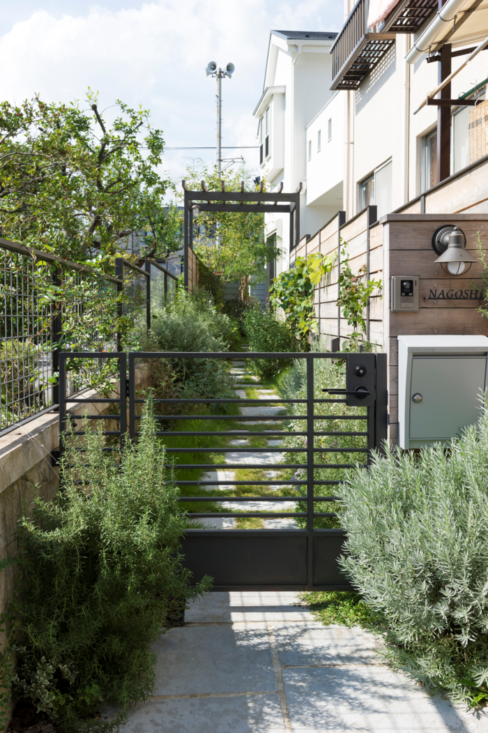 外構と木々が生い茂る小さなアプローチ