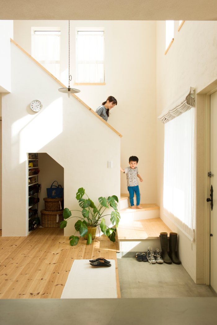 東と南に向けたハイサイドライトから明るい光がたっぷりはいるエントランス