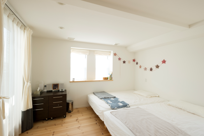 朝日がよく入る寝室