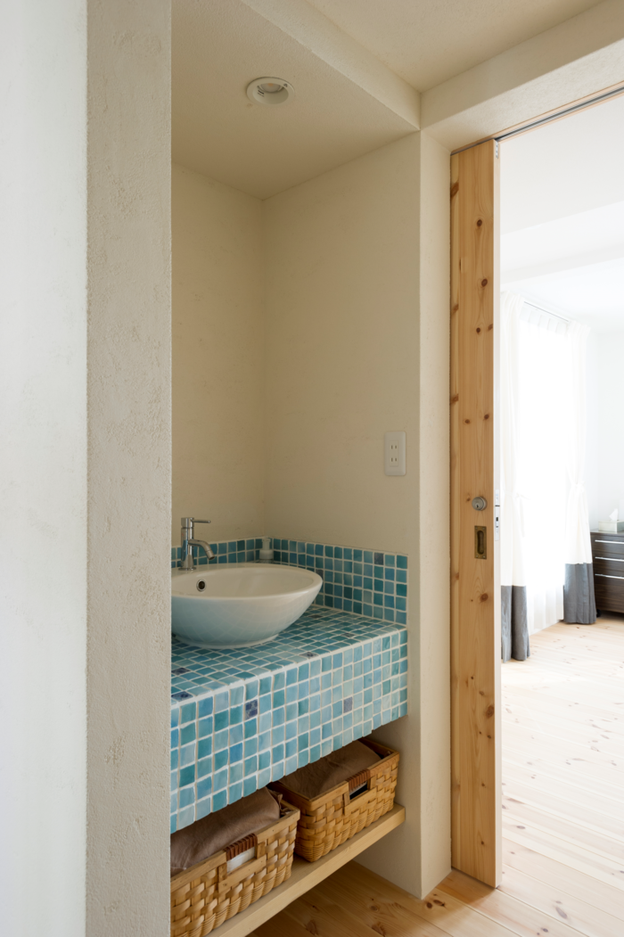 ブルーのモザイクタイルが繊細な印象の手洗いカウンター