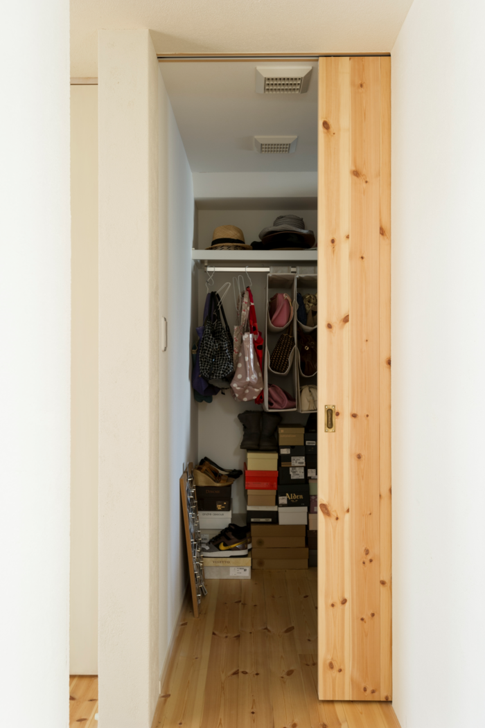 家族全員の衣類をおさめているウォークインクローゼット