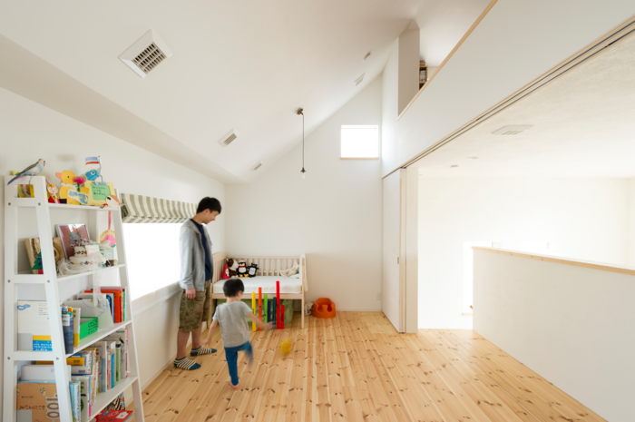 吹き抜けで1階とつながる子供部屋