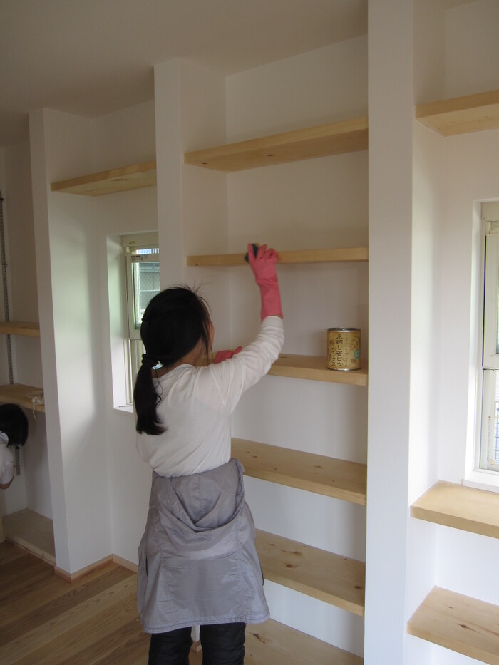 自然塗料「オスモフロアカラー」を使った棚の塗装