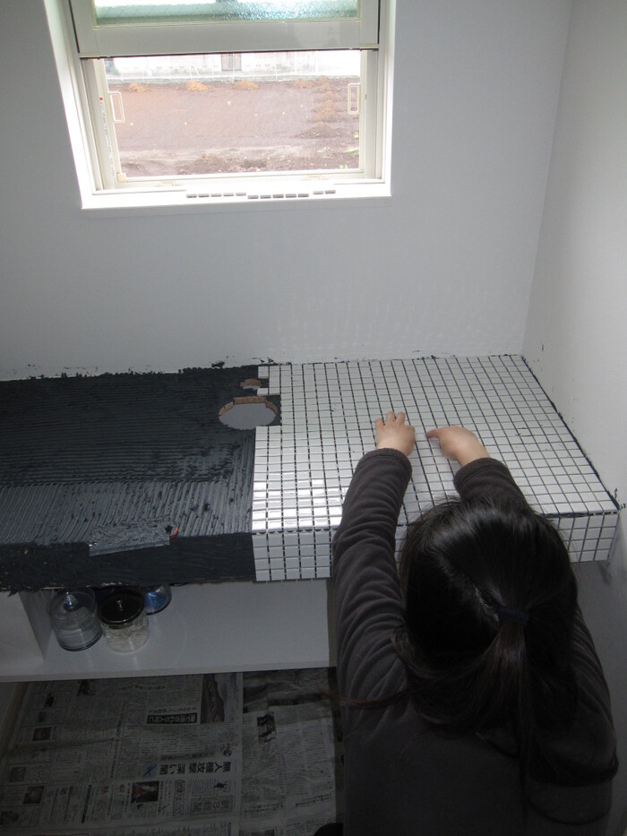 トイレカウンターのタイル張る作業