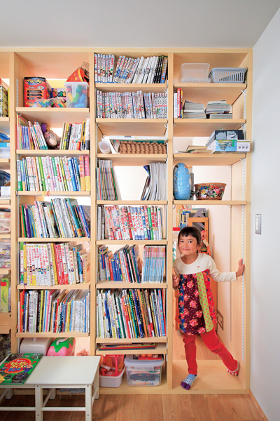 間仕切りも兼ねて設置した本棚が特徴的な子供部屋