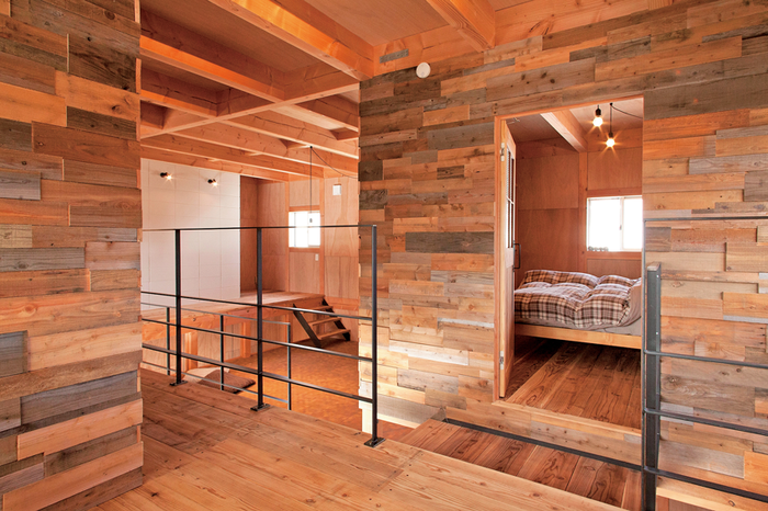 古材を壁にした2階