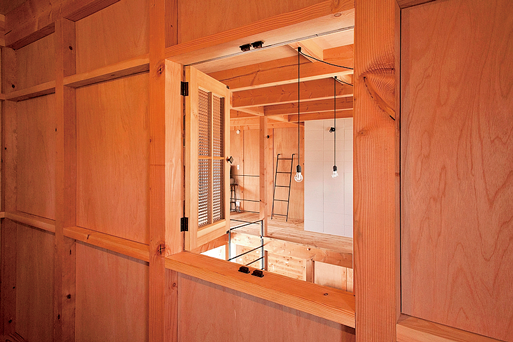 寝室に設けた木枠の室内窓