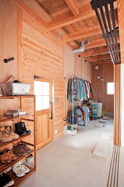 棚やラックが置かれたエントランス