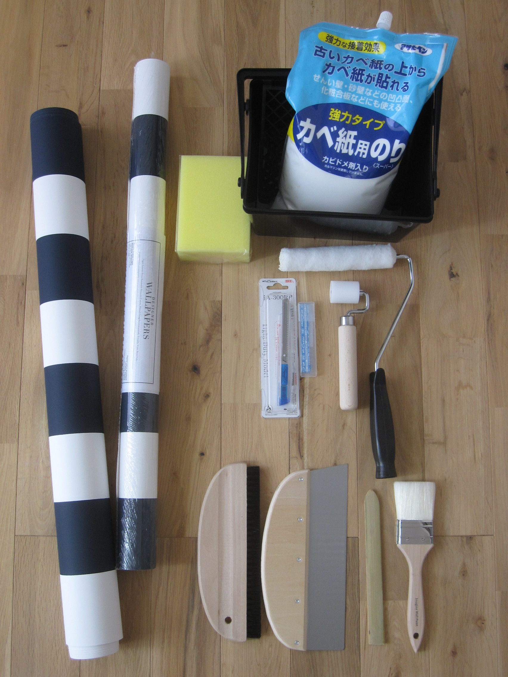 壁紙やのりなどの壁紙貼り付け材料