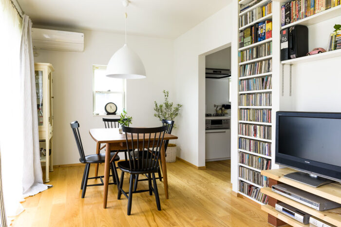 床暖房がついた表層がアッシュ無垢材のフローリングのダイニング