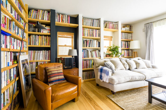 本棚に囲まれたリビング全景