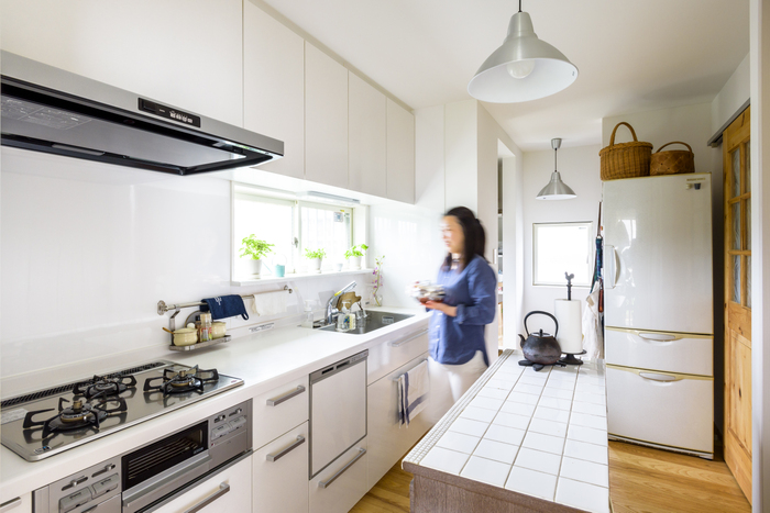 シンプルなこだわりのキッチンと編集スタッフT