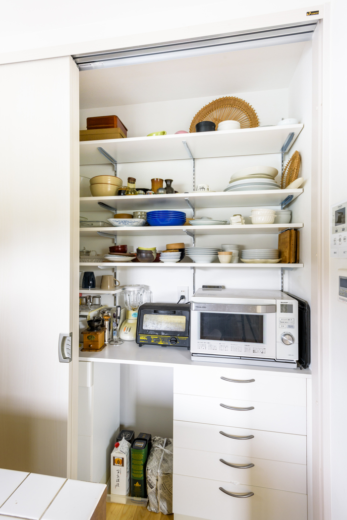 白を基調としたシンプルなキッチン